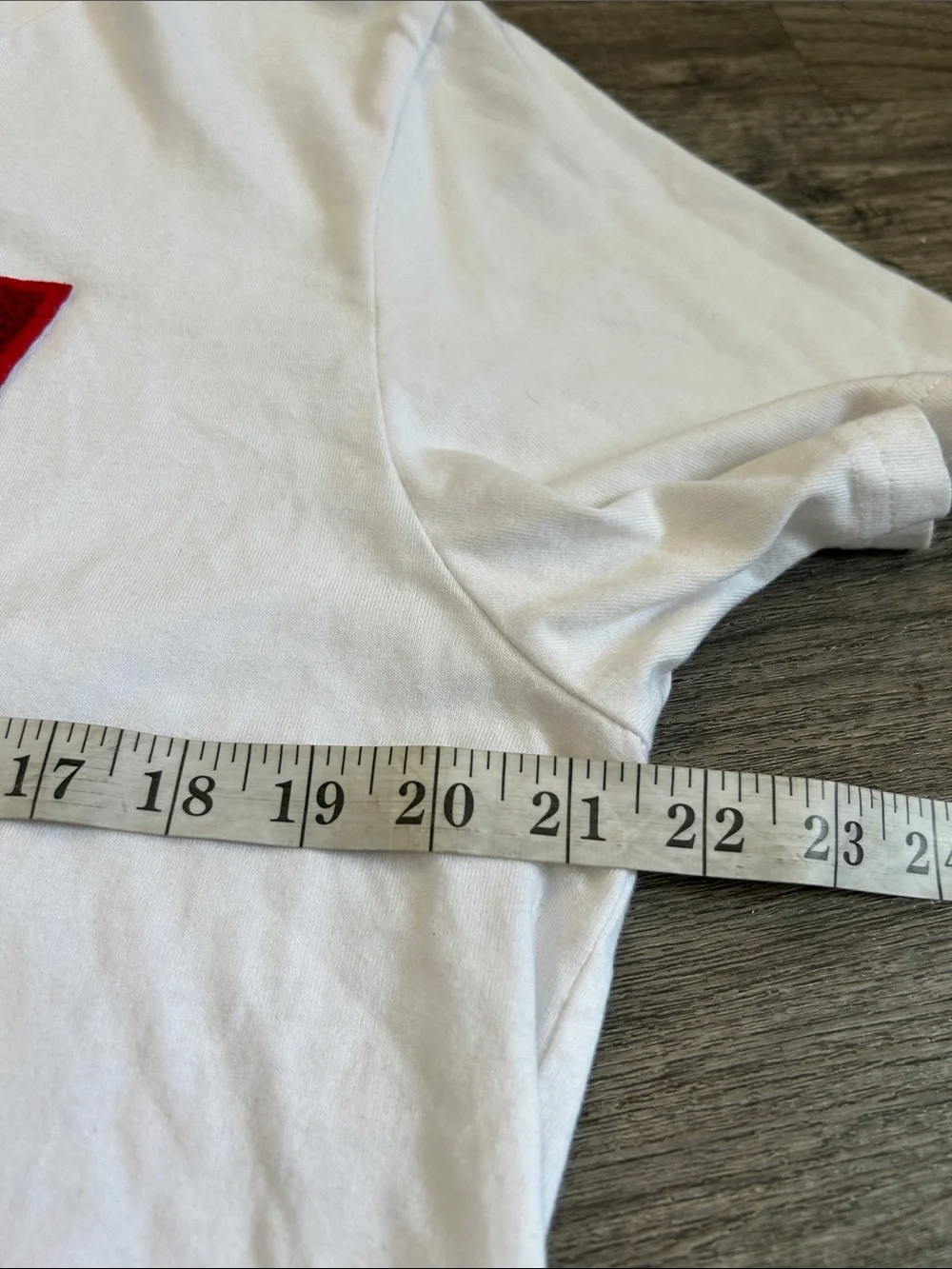 Levi’s White Fuzzy Batwing Logo Graphic Tee Shirt Size Large